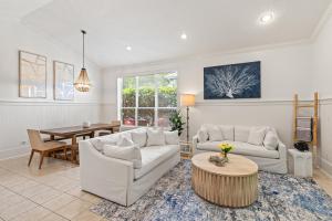 salon z dwiema kanapami i stołem w obiekcie Camp Seabreeze w mieście Inlet Beach