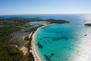 una vista aérea de una playa y el océano en La Vigne, en Lecci 11 fotos más