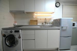 Kuchyň nebo kuchyňský kout v ubytování New Sale 스테이 컴포트 강남 Stay Comfort Gangnam