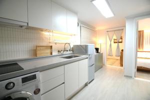 Kuchyň nebo kuchyňský kout v ubytování New Sale 스테이 컴포트 강남 Stay Comfort Gangnam + 30 fotografií