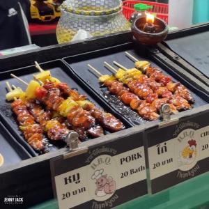 a row of skewers of food on a table at Gn story love บ้านเกาะล้าน 小珊瑚岛班泳池别墅 in Ko Larn +20 photos