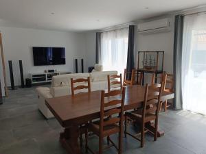 a living room with a table and a couch at Villa avec piscine et terrain de pétanque in Trans-en-Provence