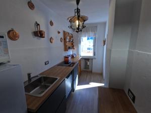 kuchnia ze zlewem i blatem w obiekcie casa Daria w mieście Predazzo +2 zdjęcia