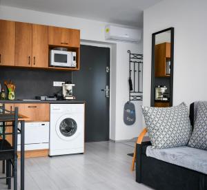 a living room with a washing machine and a kitchen at Borics Apartman in Balatonföldvár
