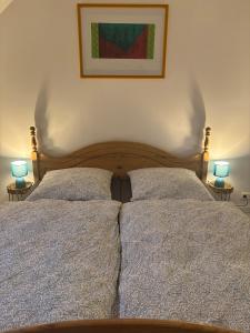 En eller flere senge i et værelse på Gemütliche Ferienwohnung mit eigenem Eingang am Speldorfer Wald