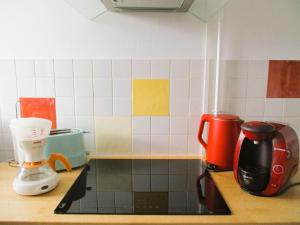 Příslušenství pro přípravu čaje a kávy v ubytování LIMOGES,LA vue, ascenseur, concierg ! + 12 fotografií