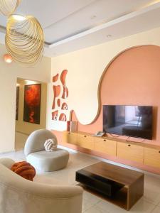 un salon avec un canapé et un grand miroir dans l'établissement Pearls End Apartments, à Lagos