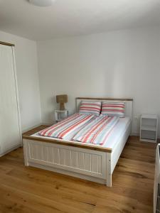 un grande letto in una camera da letto con pavimento in legno di Villa Pazaric a Resnik Altre 8 foto