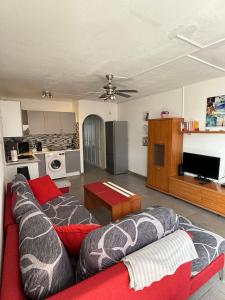 un salon avec deux canapés et une cuisine dans l'établissement Aloha Corralejo, à Corralejo