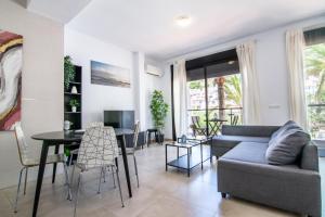 Afbeelding uit fotogalerij van Apartamentos & SPA Torres de San Juan in Nerja