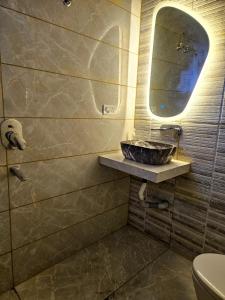 un baño con lavabo y espejo en Elegant Villa in Heart of Dehradun - Boutique Homestay, en Dehradun