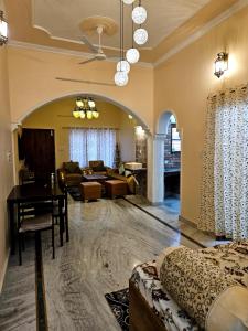 1 dormitorio con sala de estar y comedor en Elegant Villa in Heart of Dehradun - Boutique Homestay, en Dehradun 22 fotos más