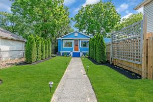 ein Haus mit einer blauen Tür in einem Hof in der Unterkunft Bungalow Blue in Bradley Park in Neptune City