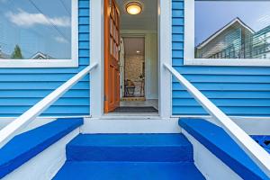 ein blaues Haus mit blauen Stufen, die zur Haustür führen in der Unterkunft Bungalow Blue in Bradley Park in Neptune City
