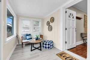 ein Wohnzimmer mit einem Tisch und einem Stuhl in der Unterkunft Bungalow Blue in Bradley Park in Neptune City + 30 Fotos