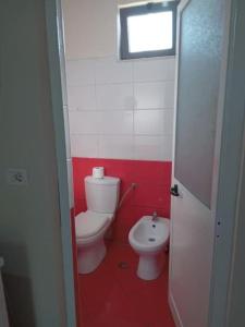 een kleine badkamer met toilet en wastafel bij Oasis Villa in Shtoji i Ri +41 foto's