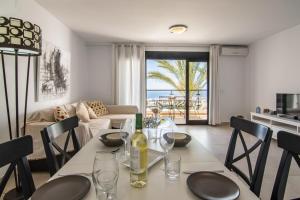 Afbeelding uit fotogalerij van Apartamentos & SPA Torres de San Juan in Nerja