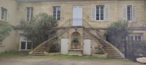 波尔多Appartement rénové 1 chambre centre historique的一座房子,楼梯通往一座建筑