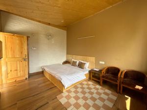 Ένα ή περισσότερα κρεβάτια σε δωμάτιο στο Rustic Roots Home Stay