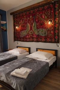 Postel nebo postele na pokoji v ubytování Hotel Hobbiton near Vardzia Caves
