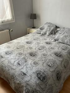 Giường trong phòng chung tại PLIM CIE 2 chambres, sde à l'étage