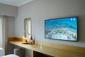 TV a/nebo společenská místnost v ubytování Roda Beach Resort & Spa