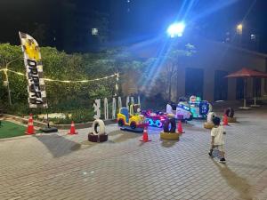 a child walking around a playground at night at قريه اكوا فيو - الساحل الشمالى - الكيلو91 in Dawwār Abū Maḩrūs