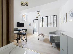Televisyen dan/atau pusat hiburan di Côté Palmier - Luxurious 2-room - Center-by PauseAixoise