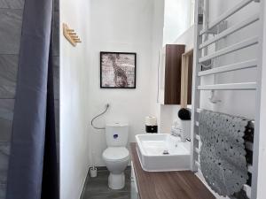巴登Up Residences的配有白色马桶和水槽的浴室 更多24张照片