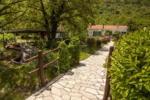 Zahrada ubytování Stone Bridge Guesthouse + 8 fotografií