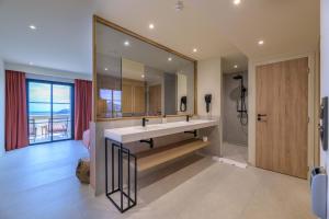 a bathroom with a sink and a large mirror at Le Belvedere in Lavatoggio