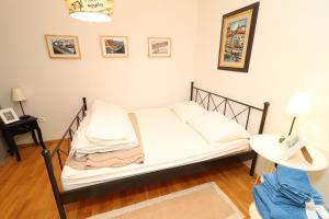 Postel nebo postele na pokoji v ubytování Apartments Trstenica