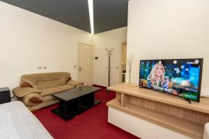 Alko Hotel Shkoder的电视和/或娱乐中心