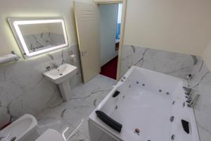 Alko Hotel Shkoder的一间浴室