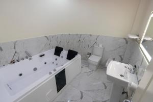Alko Hotel Shkoder的一间浴室