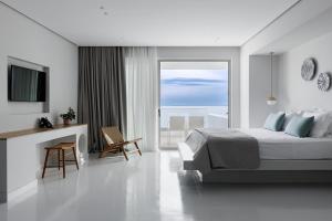 TV a/nebo společenská místnost v ubytování Infinity View Hotel Tinos