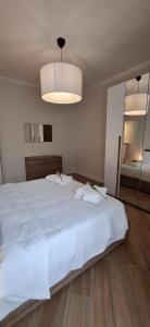 1 dormitorio con 1 cama blanca grande y un espejo grande en Le Case di Giò - Monza Centro a 200 mt Arengario, Parco, Zucchi, en Monza