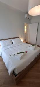 Un dormitorio con una cama grande con flores. en Le Case di Giò - Monza Centro a 200 mt Arengario, Parco, Zucchi, en Monza