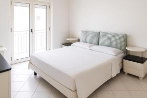 Un pat sau paturi într-o cameră la Appartamenti ABR