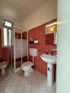 Koupelna v ubytování Savona Casa Centro vicino Mare + 14 fotografií