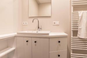 Koupelna v ubytování Hochwertig möblierte 2-Zimmer-Wohnung mit Balkon + 7 fotografií