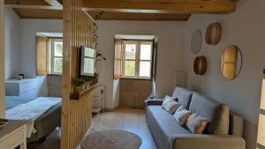 a living room with a couch and a bed at Cantiño 39 in Lugo