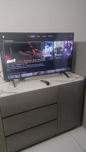 Televiisor ja/või meelelahutuskeskus majutusasutuses Sky Trees 2 Guests Nflix Balcony Aeon Pool