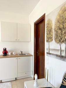 Una cocina con gabinetes blancos y un fregadero. en Luxury Living SKG 1, en Tesalónica