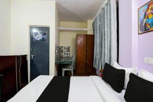 Postel nebo postele na pokoji v ubytování Super Hotel O Malviya Nagar Inn
