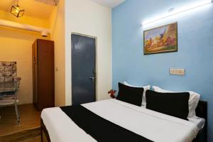 Postel nebo postele na pokoji v ubytování Super Hotel O Malviya Nagar Inn