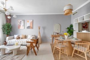 una sala de estar con un sofá y una mesa en Dubai Marina Promenade 1BR Apartment with Pool near JBR, en Dubái