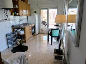 Küche/Küchenzeile in der Unterkunft Ada Neptuno Apartamento, Aire acondicionado, WiFi, Piscinas, Parking