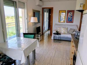 ein Wohnzimmer mit einer Couch und einem Tisch in der Unterkunft Ada Neptuno Apartamento, Aire acondicionado, WiFi, Piscinas, Parking in Peñíscola