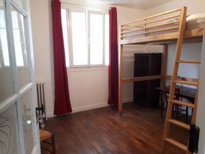 ein Schlafzimmer mit Etagenbett und Schreibtisch in der Unterkunft Vincennes - Parisian appartment in Vincennes